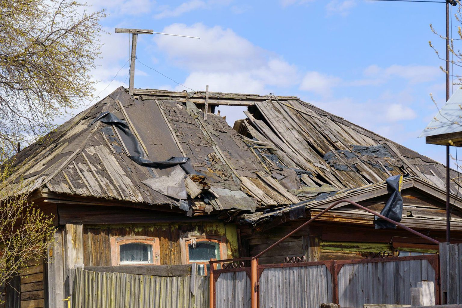 how-to-spot-fi Storm Damage Roof Inspection showing rusted and weather-worn residential roof after severe Oklahoma storm conditions